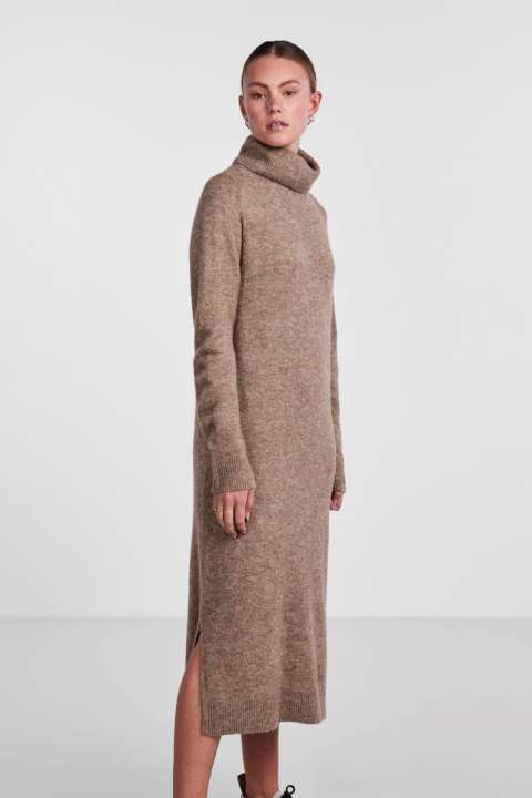 Priser på Pieces - Kjole - PC Juliana LS Rollneck Knit Dress - Fossil