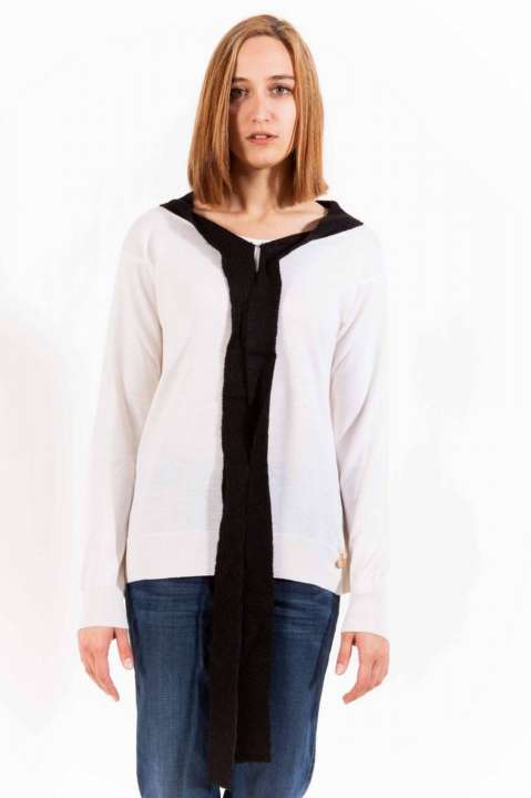 Priser på Love Moschino Chic White Wool Sweater with Signature Logo