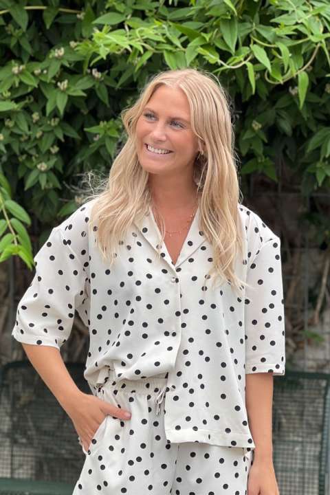 Priser på Loved by Lykke - Bluse - LY Smilla ss Shirt - Créme w/Black Dots