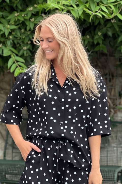 Priser på Loved by Lykke - Bluse - LY Smilla ss Shirt - Black w/White Dots