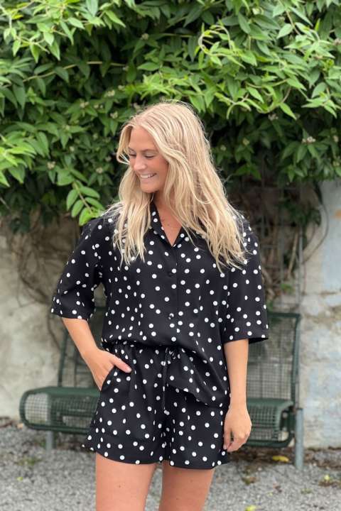 Priser på Loved by Lykke - Shorts - LY Smilla Shorts - Black w/White Dots