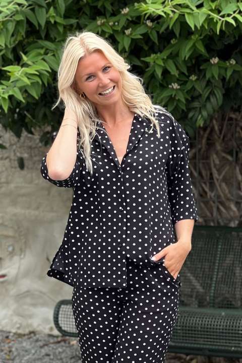 Priser på Loved by Lykke - Bluse - LY Smilla ss Shirt - Black w/Small White Dots