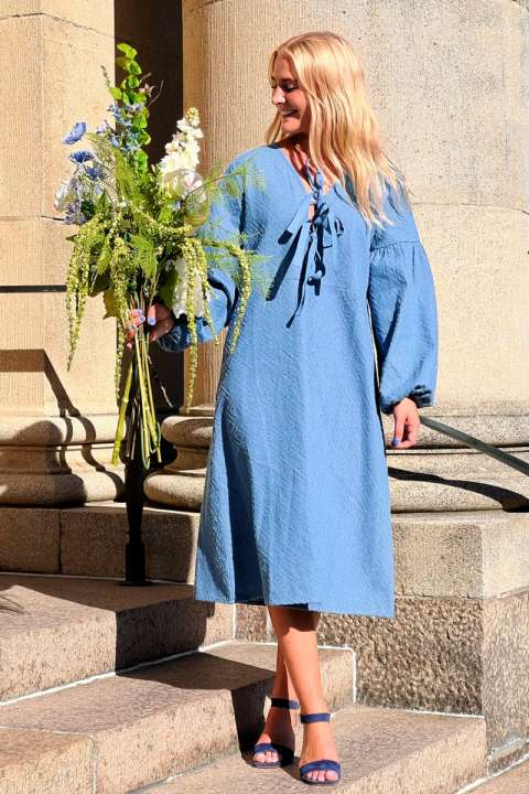 Priser på Loved by Lykke - Kjole - Luna Dress - Mid Vintage Blue