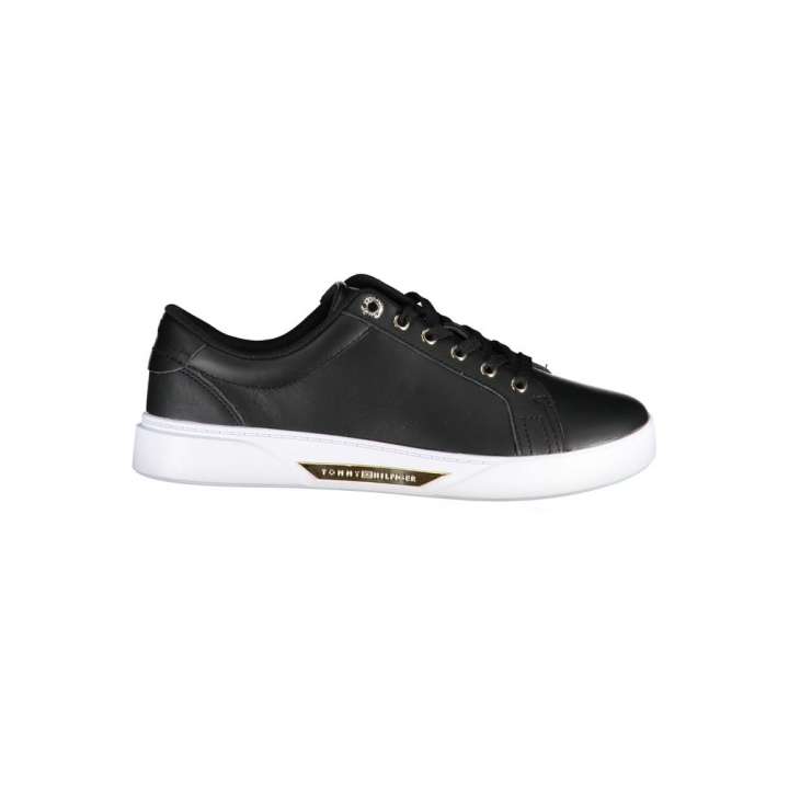 Priser på Tommy Hilfiger Chic Black Lace-Up Sneakers with Contrast Sole