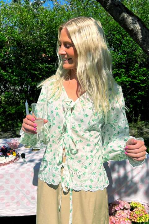 Priser på Loved by Lykke - Bluse - Neel LS Shirt - Flower Green