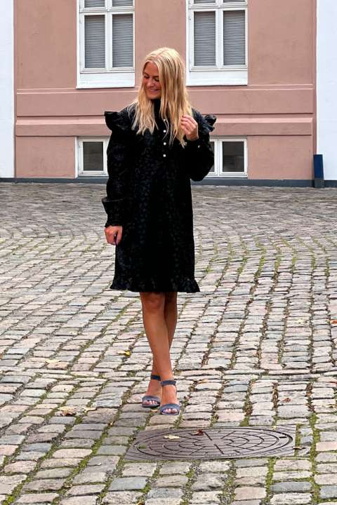 Priser på Noella - Kjole - Reno Ruby Ruffle Dress - Black