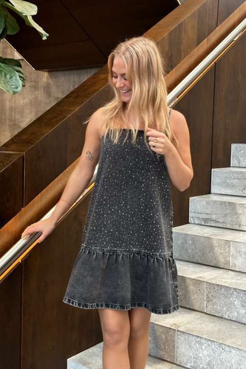 Priser på Pieces - Kjole - PC Noel Short Slip Denim Dress - Black Denim