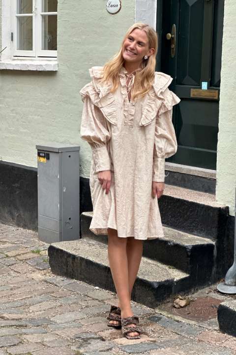 Priser på Stories From The Atelier by Copenhagen Shoes - Kjole - The Sound Dress - SS25 - White